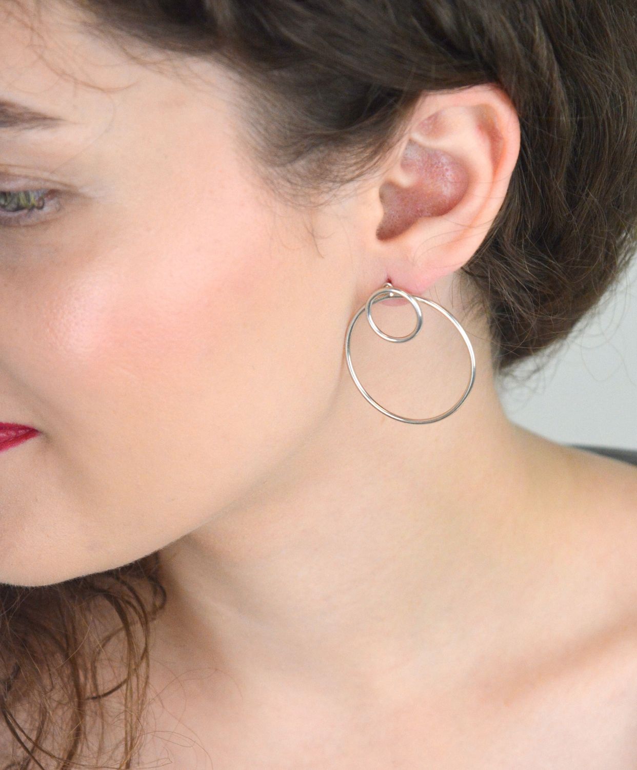 Eleganckie kolczyki damskie srebrne próby 925, kształt kółko w kółku o wymiarach 3,5 cm x 3,5 cm, waga 5,8 g, zapięcie na sztyft. Model K 0808.1.jpg